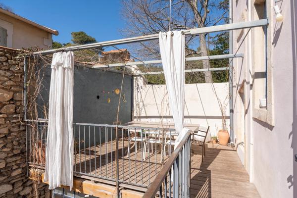 À vendre NÎMES  – Maison de caractère avec extérieur, garage et bassin – Quartier RÉVOLUTION