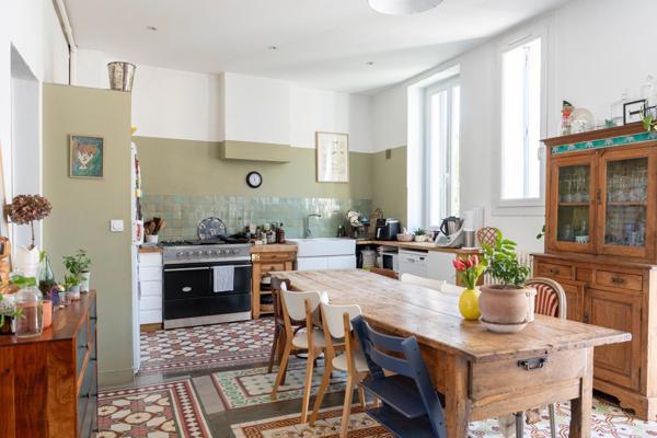 À vendre NÎMES  – Maison de caractère avec extérieur, garage et bassin – Quartier RÉVOLUTION