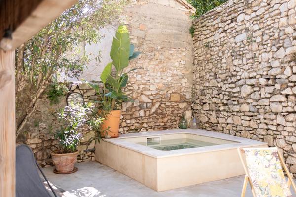 À vendre NÎMES  – Maison de caractère avec extérieur, garage et bassin – Quartier RÉVOLUTION