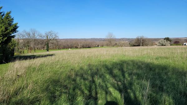 Opportunité rare : terrain constructible de 2 422 m² dans un village recherché avec commerces et école