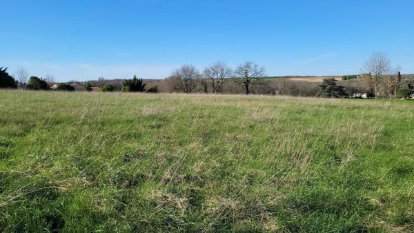 Opportunité rare : terrain constructible de 2 422 m² dans un village recherché avec commerces et école