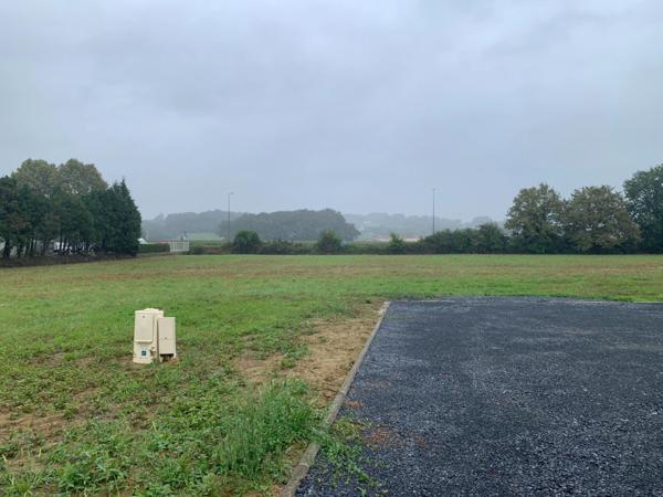 SERRES-CASTET (PAU-64) - 3 146 m² - Terrain constructible à vendre.