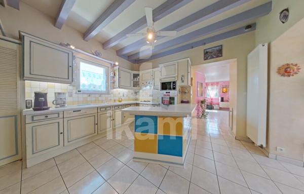 Élégante Demeure Rénovée avec Piscine et Exposition Sud