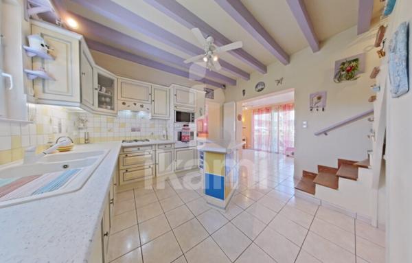 Élégante Demeure Rénovée avec Piscine et Exposition Sud