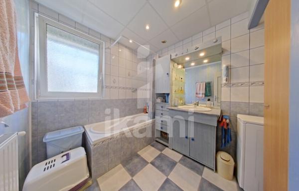 Élégante Demeure Rénovée avec Piscine et Exposition Sud