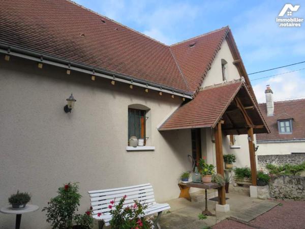 Maison d'habitation centre Loches avec dépendances