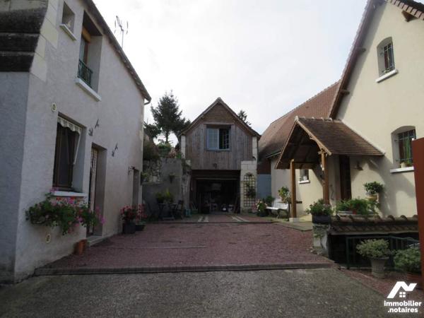 Maison d'habitation centre Loches avec dépendances