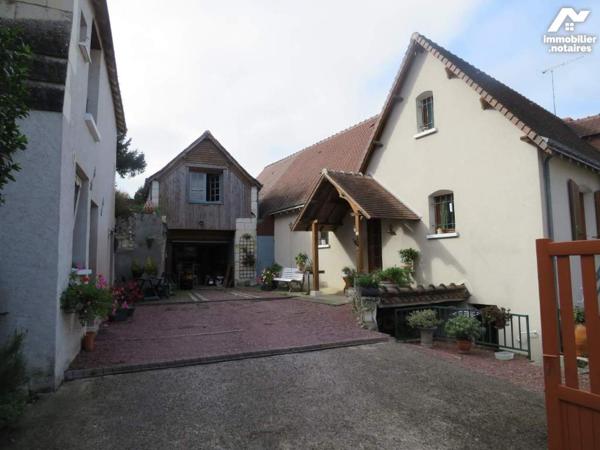 Maison d'habitation centre Loches avec dépendances