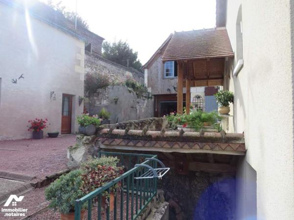 Maison d'habitation centre Loches avec dépendances