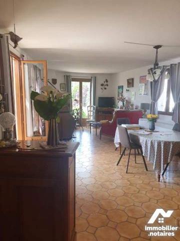 Maison d'habitation centre Loches avec dépendances