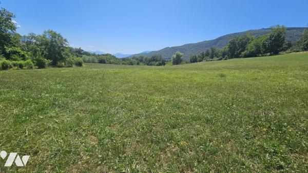 LA BIOLLE, corps de ferme de 112m2 au calme avec 9 000m2 de terrain agricole NON LOUE