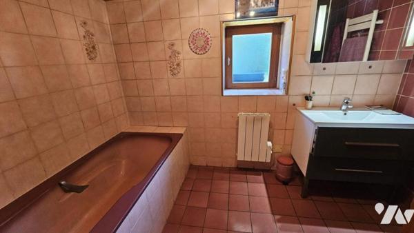 LA BIOLLE, corps de ferme de 112m2 au calme avec 9 000m2 de terrain agricole NON LOUE