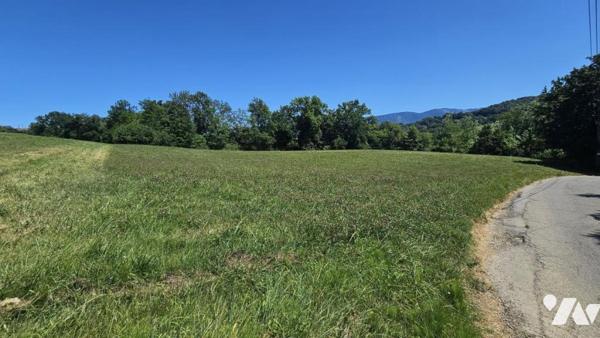 LA BIOLLE, corps de ferme de 112m2 au calme avec 9 000m2 de terrain agricole NON LOUE