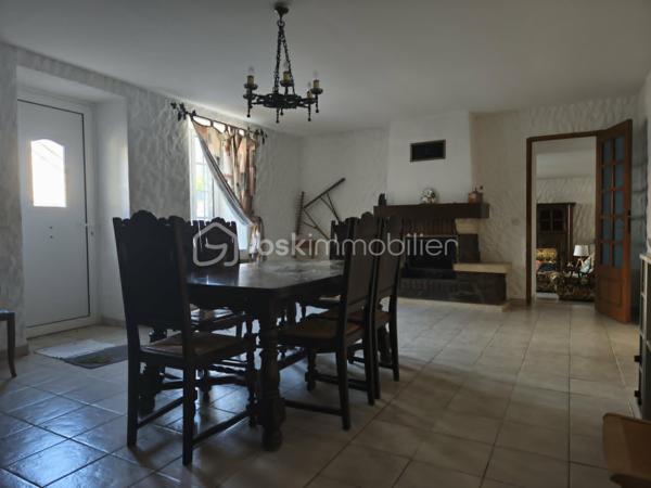 A seulement 20 minutes de la Ferté Macé et 18 minutes de Lassay-les-Châteaux, découvrez cette charmante maison de 211 m2 habitables mitoyenne d'un côté, idéale pour une grande famille ou un projet d'accueil.

Au rez-de-chaussée, vous découvrirez une spacieuse salle à manger d'environ 30 m2 communicante avec le salon, l'ensemble bénéficiant d'une cheminée avec insert. Une cuisine aménagée et équipée ainsi qu'un WC viennent compléter ce niveau.

Les étage offrent de beaux volumes :

Au premier étage, deux grandes chambres avec dressing, un vaste bureau pouvant servir de chambres supplémentaires et une salle de bains avec douche et wc.

Au deuxième étage, une grande chambre et une pièce d'environ 45 m2 offrant de multiples possibilités : salle de jeux, espace détente, atelier ou chambres supplémentaires.

A l'extérieur, vous profiterez d'un jardin d'environ de 450 m2 non attenant non loin de la maison ainsi qu'une dépendance en pierre disposant d'un authentique four à pain.

Une maison à fort potentiel qui n'attend plus que votre visite !