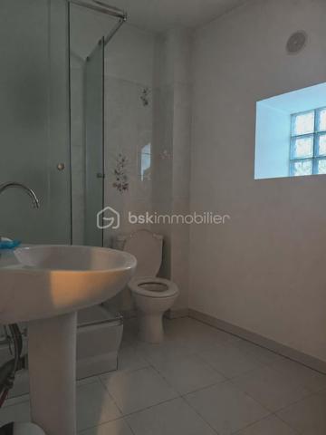 A seulement 20 minutes de la Ferté Macé et 18 minutes de Lassay-les-Châteaux, découvrez cette charmante maison de 211 m2 habitables mitoyenne d'un côté, idéale pour une grande famille ou un projet d'accueil.

Au rez-de-chaussée, vous découvrirez une spacieuse salle à manger d'environ 30 m2 communicante avec le salon, l'ensemble bénéficiant d'une cheminée avec insert. Une cuisine aménagée et équipée ainsi qu'un WC viennent compléter ce niveau.

Les étage offrent de beaux volumes :

Au premier étage, deux grandes chambres avec dressing, un vaste bureau pouvant servir de chambres supplémentaires et une salle de bains avec douche et wc.

Au deuxième étage, une grande chambre et une pièce d'environ 45 m2 offrant de multiples possibilités : salle de jeux, espace détente, atelier ou chambres supplémentaires.

A l'extérieur, vous profiterez d'un jardin d'environ de 450 m2 non attenant non loin de la maison ainsi qu'une dépendance en pierre disposant d'un authentique four à pain.

Une maison à fort potentiel qui n'attend plus que votre visite !