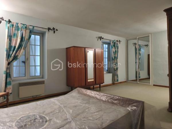 A seulement 20 minutes de la Ferté Macé et 18 minutes de Lassay-les-Châteaux, découvrez cette charmante maison de 211 m2 habitables mitoyenne d'un côté, idéale pour une grande famille ou un projet d'accueil.

Au rez-de-chaussée, vous découvrirez une spacieuse salle à manger d'environ 30 m2 communicante avec le salon, l'ensemble bénéficiant d'une cheminée avec insert. Une cuisine aménagée et équipée ainsi qu'un WC viennent compléter ce niveau.

Les étage offrent de beaux volumes :

Au premier étage, deux grandes chambres avec dressing, un vaste bureau pouvant servir de chambres supplémentaires et une salle de bains avec douche et wc.

Au deuxième étage, une grande chambre et une pièce d'environ 45 m2 offrant de multiples possibilités : salle de jeux, espace détente, atelier ou chambres supplémentaires.

A l'extérieur, vous profiterez d'un jardin d'environ de 450 m2 non attenant non loin de la maison ainsi qu'une dépendance en pierre disposant d'un authentique four à pain.

Une maison à fort potentiel qui n'attend plus que votre visite !