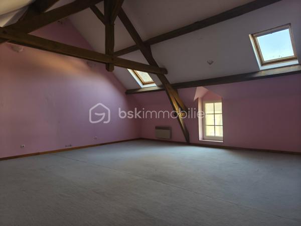 A seulement 20 minutes de la Ferté Macé et 18 minutes de Lassay-les-Châteaux, découvrez cette charmante maison de 211 m2 habitables mitoyenne d'un côté, idéale pour une grande famille ou un projet d'accueil.

Au rez-de-chaussée, vous découvrirez une spacieuse salle à manger d'environ 30 m2 communicante avec le salon, l'ensemble bénéficiant d'une cheminée avec insert. Une cuisine aménagée et équipée ainsi qu'un WC viennent compléter ce niveau.

Les étage offrent de beaux volumes :

Au premier étage, deux grandes chambres avec dressing, un vaste bureau pouvant servir de chambres supplémentaires et une salle de bains avec douche et wc.

Au deuxième étage, une grande chambre et une pièce d'environ 45 m2 offrant de multiples possibilités : salle de jeux, espace détente, atelier ou chambres supplémentaires.

A l'extérieur, vous profiterez d'un jardin d'environ de 450 m2 non attenant non loin de la maison ainsi qu'une dépendance en pierre disposant d'un authentique four à pain.

Une maison à fort potentiel qui n'attend plus que votre visite !