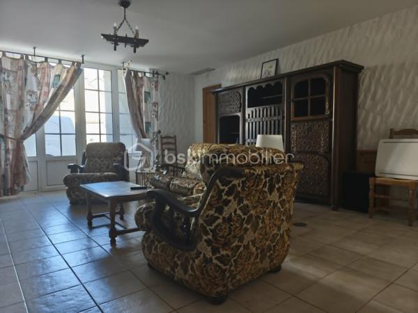 A seulement 20 minutes de la Ferté Macé et 18 minutes de Lassay-les-Châteaux, découvrez cette charmante maison de 211 m2 habitables mitoyenne d'un côté, idéale pour une grande famille ou un projet d'accueil.

Au rez-de-chaussée, vous découvrirez une spacieuse salle à manger d'environ 30 m2 communicante avec le salon, l'ensemble bénéficiant d'une cheminée avec insert. Une cuisine aménagée et équipée ainsi qu'un WC viennent compléter ce niveau.

Les étage offrent de beaux volumes :

Au premier étage, deux grandes chambres avec dressing, un vaste bureau pouvant servir de chambres supplémentaires et une salle de bains avec douche et wc.

Au deuxième étage, une grande chambre et une pièce d'environ 45 m2 offrant de multiples possibilités : salle de jeux, espace détente, atelier ou chambres supplémentaires.

A l'extérieur, vous profiterez d'un jardin d'environ de 450 m2 non attenant non loin de la maison ainsi qu'une dépendance en pierre disposant d'un authentique four à pain.

Une maison à fort potentiel qui n'attend plus que votre visite !
