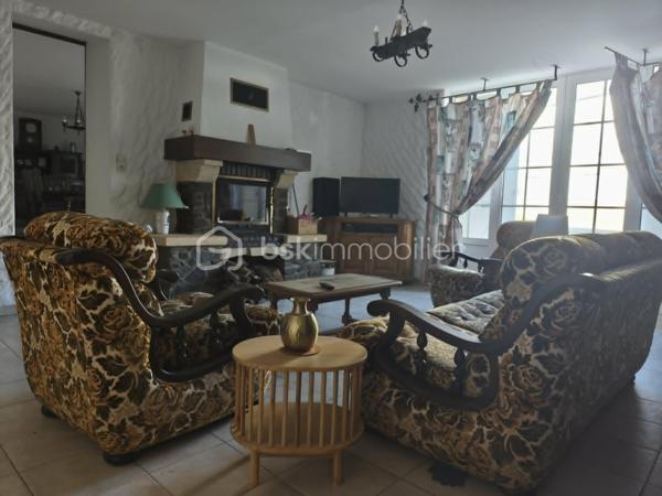 A seulement 20 minutes de la Ferté Macé et 18 minutes de Lassay-les-Châteaux, découvrez cette charmante maison de 211 m2 habitables mitoyenne d'un côté, idéale pour une grande famille ou un projet d'accueil.

Au rez-de-chaussée, vous découvrirez une spacieuse salle à manger d'environ 30 m2 communicante avec le salon, l'ensemble bénéficiant d'une cheminée avec insert. Une cuisine aménagée et équipée ainsi qu'un WC viennent compléter ce niveau.

Les étage offrent de beaux volumes :

Au premier étage, deux grandes chambres avec dressing, un vaste bureau pouvant servir de chambres supplémentaires et une salle de bains avec douche et wc.

Au deuxième étage, une grande chambre et une pièce d'environ 45 m2 offrant de multiples possibilités : salle de jeux, espace détente, atelier ou chambres supplémentaires.

A l'extérieur, vous profiterez d'un jardin d'environ de 450 m2 non attenant non loin de la maison ainsi qu'une dépendance en pierre disposant d'un authentique four à pain.

Une maison à fort potentiel qui n'attend plus que votre visite !