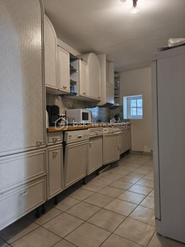 A seulement 20 minutes de la Ferté Macé et 18 minutes de Lassay-les-Châteaux, découvrez cette charmante maison de 211 m2 habitables mitoyenne d'un côté, idéale pour une grande famille ou un projet d'accueil.

Au rez-de-chaussée, vous découvrirez une spacieuse salle à manger d'environ 30 m2 communicante avec le salon, l'ensemble bénéficiant d'une cheminée avec insert. Une cuisine aménagée et équipée ainsi qu'un WC viennent compléter ce niveau.

Les étage offrent de beaux volumes :

Au premier étage, deux grandes chambres avec dressing, un vaste bureau pouvant servir de chambres supplémentaires et une salle de bains avec douche et wc.

Au deuxième étage, une grande chambre et une pièce d'environ 45 m2 offrant de multiples possibilités : salle de jeux, espace détente, atelier ou chambres supplémentaires.

A l'extérieur, vous profiterez d'un jardin d'environ de 450 m2 non attenant non loin de la maison ainsi qu'une dépendance en pierre disposant d'un authentique four à pain.

Une maison à fort potentiel qui n'attend plus que votre visite !