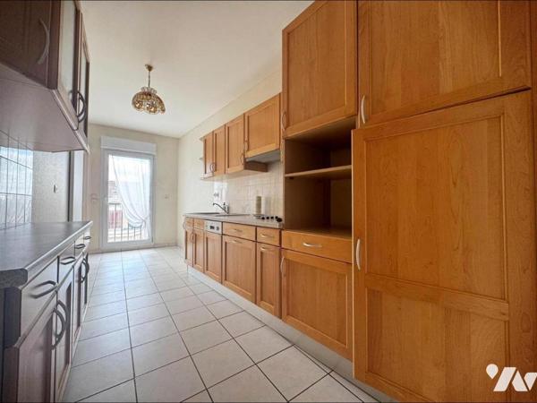 Hyper centre de Reims,  au coeur de la rue de Vesle, dans un immeuble construit au début des an...