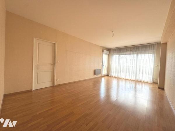 Hyper centre de Reims,  au coeur de la rue de Vesle, dans un immeuble construit au début des an...