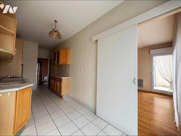 Hyper centre de Reims,  au coeur de la rue de Vesle, dans un immeuble construit au début des an...