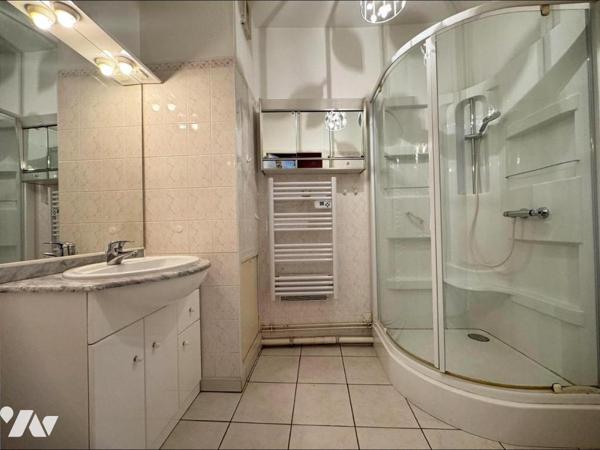 Hyper centre de Reims,  au coeur de la rue de Vesle, dans un immeuble construit au début des an...