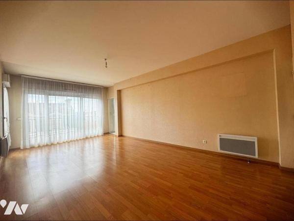 Hyper centre de Reims,  au coeur de la rue de Vesle, dans un immeuble construit au début des an...