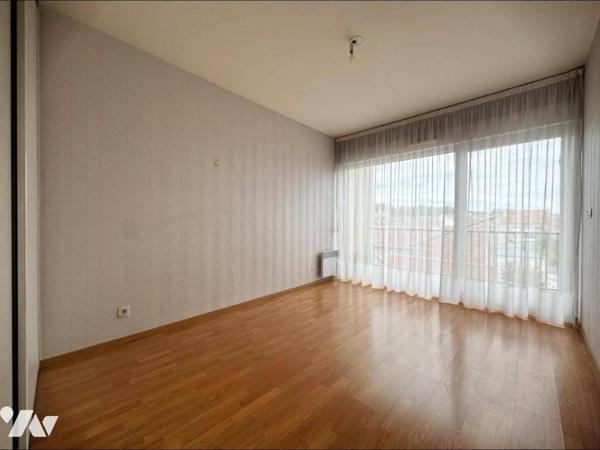 Hyper centre de Reims,  au coeur de la rue de Vesle, dans un immeuble construit au début des an...