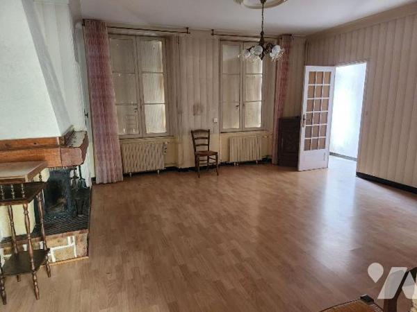 La Flèche, quartier champs de foire, maison de 115 m².

-RdC : entrée avec wc et départ d'esc...