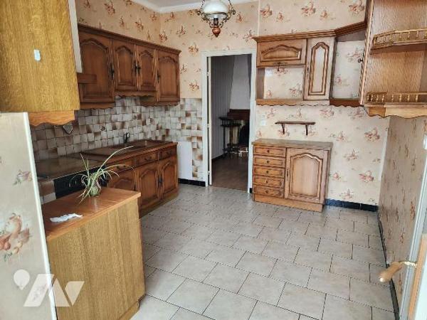 La Flèche, quartier champs de foire, maison de 115 m².

-RdC : entrée avec wc et départ d'esc...
