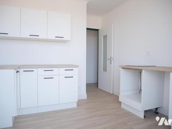 Proximité centre ville Appartement entièrement rénové 50 m² 2 pièces avec balcon, cave et ascenseur.