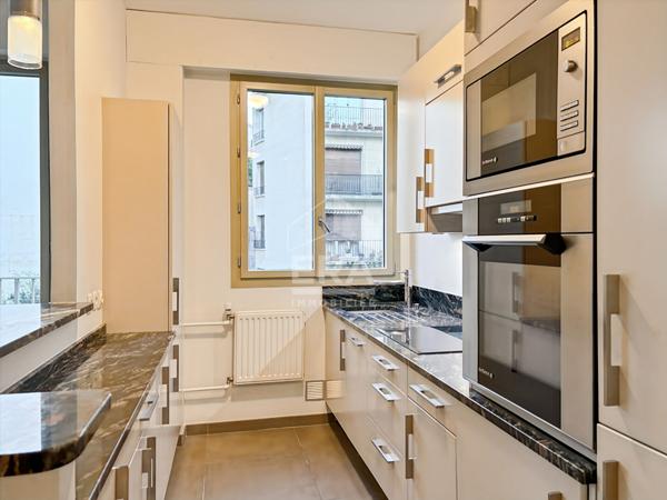 Beau deux pièces avec balcon et parking à Neuilly sur Seine