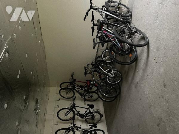 FLEURY LES AUBRAIS Quartier de Lamballe, A VENDRE un appartement 4 pièces 
avec une cave et un box.