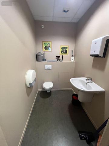 Local Professionnel et commercial à louer à Téteghem-Coudekerque-Village dans le Nord (59229), ref : V12372