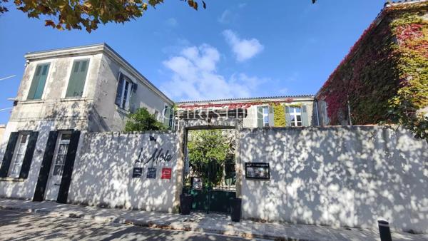 ENSEMBLE IMMOBILIER SUR LE PORT DE LA FLOTTE-EN-RE
