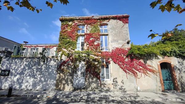 ENSEMBLE IMMOBILIER SUR LE PORT DE LA FLOTTE-EN-RE