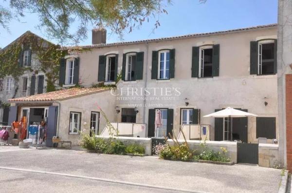 ENSEMBLE IMMOBILIER SUR LE PORT DE LA FLOTTE-EN-RE