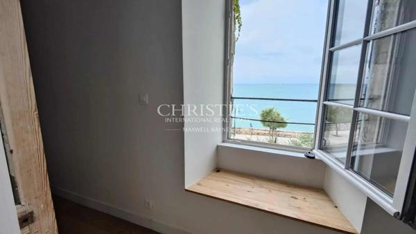 ENSEMBLE IMMOBILIER SUR LE PORT DE LA FLOTTE-EN-RE