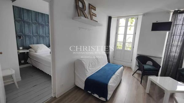 ENSEMBLE IMMOBILIER SUR LE PORT DE LA FLOTTE-EN-RE