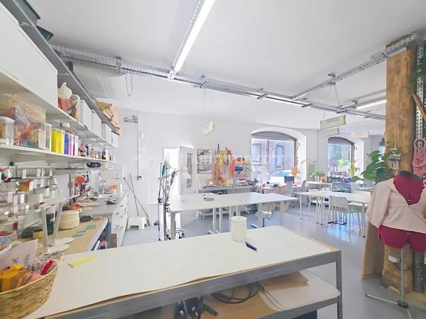 Location                                                      Local commercial
                        
                                         180 m2                     à Clermont-Ferrand