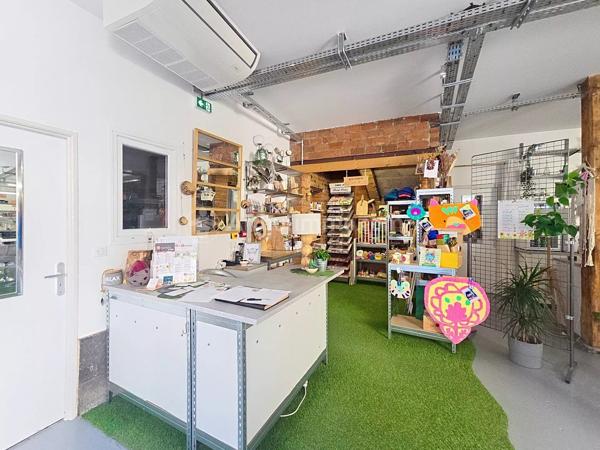 Location                                                      Local commercial
                        
                                         180 m2                     à Clermont-Ferrand
