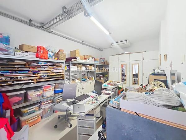 Location                                                      Local commercial
                        
                                         180 m2                     à Clermont-Ferrand