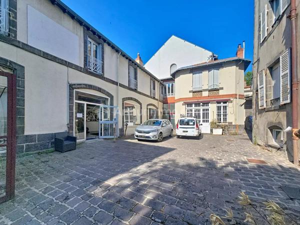 Location                                                      Local commercial
                        
                                         180 m2                     à Clermont-Ferrand