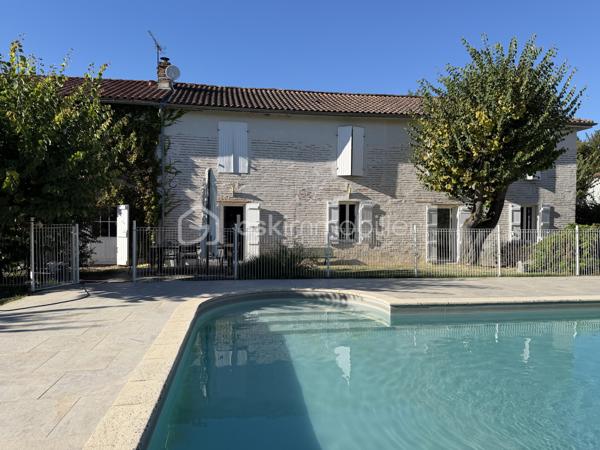 🏡 CHARME, VOLUMES & POTENTIEL LOCATIF – UNE PROPRIÉTÉ QUI NE LAISSE PAS INDIFFÉRENT

À quelques minutes de Buzet, laissez-vous séduire par cette magnifique longère en pierres entièrement rénovée, où le charme de l’ancien rencontre de beaux volumes et un confort contemporain.

Derrière ses murs en pierre se dévoile une propriété pleine de caractère, implantée sur une parcelle d’environ 1 600 m², au calme et sans aucun vis-à-vis.

Dès les premiers pas dans la maison, le coup de cœur est au rendez-vous.

Le rez-de-chaussée s’articule autour d’une exceptionnelle pièce de vie d’environ 80 m², réunissant salon, séjour et cuisine ouverte entièrement équipée avec de splendides carreaux de ciment . Un espace généreux et convivial, largement tourné vers l’extérieur grâce à son ouverture sur la terrasse et la piscine.

Une pièce supplémentaire, actuellement destinée à être utilisée comme bureau, pourra facilement devenir une chambre de plain-pied, selon vos besoins, ainsi qu’une buanderie.

À l’étage, la partie nuit offre quatre chambres et deux salles d’eau, dont l’une avec douche et baignoire.

🌿 UN EXTÉRIEUR PENSÉ POUR PROFITER

La propriété prend toute sa dimension aux beaux jours avec sa magnifique piscine au sel de 12 x 5 m, véritable invitation à la détente et aux moments partagés.

Et parce que cette propriété ne se résume pas à sa maison principale, elle offre également un véritable potentiel d’accueil et de revenus avec deux appartements attenants et indépendants, pouvant parfaitement convenir à une activité de gîtes, à l’accueil de famille ou à un projet locatif.

L’un d’eux est d’ailleurs actuellement loué et génère 495 € de revenus mensuels.

🏠 DES DÉPENDANCES AUX MULTIPLES POSSIBILITÉS

Autre atout rare : un immense séchoir d’environ 200 m², complété par un espace garage d’environ 70 m².

Atelier, stockage, activité professionnelle, projet de transformation… ces volumes offrent de nombreuses possibilités à imaginer et à exploiter, sous réserve des autorisations nécessaires.

Côté confort, la maison bénéficie d’une chaudière à granulés Pechavy ainsi que de la fibre optique.

Une propriété rare par ses volumes, son environnement, ses dépendances et son potentiel locatif.

Que vous recherchiez une grande maison familiale, une propriété avec possibilité de revenus complémentaires ou un lieu permettant de développer un projet touristique, cette longère mérite véritablement une découverte.
