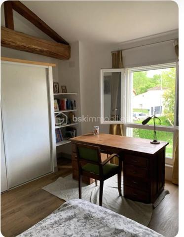 🏡 CHARME, VOLUMES & POTENTIEL LOCATIF – UNE PROPRIÉTÉ QUI NE LAISSE PAS INDIFFÉRENT

À quelques minutes de Buzet, laissez-vous séduire par cette magnifique longère en pierres entièrement rénovée, où le charme de l’ancien rencontre de beaux volumes et un confort contemporain.

Derrière ses murs en pierre se dévoile une propriété pleine de caractère, implantée sur une parcelle d’environ 1 600 m², au calme et sans aucun vis-à-vis.

Dès les premiers pas dans la maison, le coup de cœur est au rendez-vous.

Le rez-de-chaussée s’articule autour d’une exceptionnelle pièce de vie d’environ 80 m², réunissant salon, séjour et cuisine ouverte entièrement équipée avec de splendides carreaux de ciment . Un espace généreux et convivial, largement tourné vers l’extérieur grâce à son ouverture sur la terrasse et la piscine.

Une pièce supplémentaire, actuellement destinée à être utilisée comme bureau, pourra facilement devenir une chambre de plain-pied, selon vos besoins, ainsi qu’une buanderie.

À l’étage, la partie nuit offre quatre chambres et deux salles d’eau, dont l’une avec douche et baignoire.

🌿 UN EXTÉRIEUR PENSÉ POUR PROFITER

La propriété prend toute sa dimension aux beaux jours avec sa magnifique piscine au sel de 12 x 5 m, véritable invitation à la détente et aux moments partagés.

Et parce que cette propriété ne se résume pas à sa maison principale, elle offre également un véritable potentiel d’accueil et de revenus avec deux appartements attenants et indépendants, pouvant parfaitement convenir à une activité de gîtes, à l’accueil de famille ou à un projet locatif.

L’un d’eux est d’ailleurs actuellement loué et génère 495 € de revenus mensuels.

🏠 DES DÉPENDANCES AUX MULTIPLES POSSIBILITÉS

Autre atout rare : un immense séchoir d’environ 200 m², complété par un espace garage d’environ 70 m².

Atelier, stockage, activité professionnelle, projet de transformation… ces volumes offrent de nombreuses possibilités à imaginer et à exploiter, sous réserve des autorisations nécessaires.

Côté confort, la maison bénéficie d’une chaudière à granulés Pechavy ainsi que de la fibre optique.

Une propriété rare par ses volumes, son environnement, ses dépendances et son potentiel locatif.

Que vous recherchiez une grande maison familiale, une propriété avec possibilité de revenus complémentaires ou un lieu permettant de développer un projet touristique, cette longère mérite véritablement une découverte.