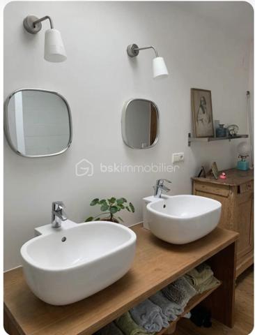 🏡 CHARME, VOLUMES & POTENTIEL LOCATIF – UNE PROPRIÉTÉ QUI NE LAISSE PAS INDIFFÉRENT

À quelques minutes de Buzet, laissez-vous séduire par cette magnifique longère en pierres entièrement rénovée, où le charme de l’ancien rencontre de beaux volumes et un confort contemporain.

Derrière ses murs en pierre se dévoile une propriété pleine de caractère, implantée sur une parcelle d’environ 1 600 m², au calme et sans aucun vis-à-vis.

Dès les premiers pas dans la maison, le coup de cœur est au rendez-vous.

Le rez-de-chaussée s’articule autour d’une exceptionnelle pièce de vie d’environ 80 m², réunissant salon, séjour et cuisine ouverte entièrement équipée avec de splendides carreaux de ciment . Un espace généreux et convivial, largement tourné vers l’extérieur grâce à son ouverture sur la terrasse et la piscine.

Une pièce supplémentaire, actuellement destinée à être utilisée comme bureau, pourra facilement devenir une chambre de plain-pied, selon vos besoins, ainsi qu’une buanderie.

À l’étage, la partie nuit offre quatre chambres et deux salles d’eau, dont l’une avec douche et baignoire.

🌿 UN EXTÉRIEUR PENSÉ POUR PROFITER

La propriété prend toute sa dimension aux beaux jours avec sa magnifique piscine au sel de 12 x 5 m, véritable invitation à la détente et aux moments partagés.

Et parce que cette propriété ne se résume pas à sa maison principale, elle offre également un véritable potentiel d’accueil et de revenus avec deux appartements attenants et indépendants, pouvant parfaitement convenir à une activité de gîtes, à l’accueil de famille ou à un projet locatif.

L’un d’eux est d’ailleurs actuellement loué et génère 495 € de revenus mensuels.

🏠 DES DÉPENDANCES AUX MULTIPLES POSSIBILITÉS

Autre atout rare : un immense séchoir d’environ 200 m², complété par un espace garage d’environ 70 m².

Atelier, stockage, activité professionnelle, projet de transformation… ces volumes offrent de nombreuses possibilités à imaginer et à exploiter, sous réserve des autorisations nécessaires.

Côté confort, la maison bénéficie d’une chaudière à granulés Pechavy ainsi que de la fibre optique.

Une propriété rare par ses volumes, son environnement, ses dépendances et son potentiel locatif.

Que vous recherchiez une grande maison familiale, une propriété avec possibilité de revenus complémentaires ou un lieu permettant de développer un projet touristique, cette longère mérite véritablement une découverte.