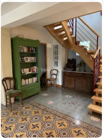 🏡 CHARME, VOLUMES & POTENTIEL LOCATIF – UNE PROPRIÉTÉ QUI NE LAISSE PAS INDIFFÉRENT

À quelques minutes de Buzet, laissez-vous séduire par cette magnifique longère en pierres entièrement rénovée, où le charme de l’ancien rencontre de beaux volumes et un confort contemporain.

Derrière ses murs en pierre se dévoile une propriété pleine de caractère, implantée sur une parcelle d’environ 1 600 m², au calme et sans aucun vis-à-vis.

Dès les premiers pas dans la maison, le coup de cœur est au rendez-vous.

Le rez-de-chaussée s’articule autour d’une exceptionnelle pièce de vie d’environ 80 m², réunissant salon, séjour et cuisine ouverte entièrement équipée avec de splendides carreaux de ciment . Un espace généreux et convivial, largement tourné vers l’extérieur grâce à son ouverture sur la terrasse et la piscine.

Une pièce supplémentaire, actuellement destinée à être utilisée comme bureau, pourra facilement devenir une chambre de plain-pied, selon vos besoins, ainsi qu’une buanderie.

À l’étage, la partie nuit offre quatre chambres et deux salles d’eau, dont l’une avec douche et baignoire.

🌿 UN EXTÉRIEUR PENSÉ POUR PROFITER

La propriété prend toute sa dimension aux beaux jours avec sa magnifique piscine au sel de 12 x 5 m, véritable invitation à la détente et aux moments partagés.

Et parce que cette propriété ne se résume pas à sa maison principale, elle offre également un véritable potentiel d’accueil et de revenus avec deux appartements attenants et indépendants, pouvant parfaitement convenir à une activité de gîtes, à l’accueil de famille ou à un projet locatif.

L’un d’eux est d’ailleurs actuellement loué et génère 495 € de revenus mensuels.

🏠 DES DÉPENDANCES AUX MULTIPLES POSSIBILITÉS

Autre atout rare : un immense séchoir d’environ 200 m², complété par un espace garage d’environ 70 m².

Atelier, stockage, activité professionnelle, projet de transformation… ces volumes offrent de nombreuses possibilités à imaginer et à exploiter, sous réserve des autorisations nécessaires.

Côté confort, la maison bénéficie d’une chaudière à granulés Pechavy ainsi que de la fibre optique.

Une propriété rare par ses volumes, son environnement, ses dépendances et son potentiel locatif.

Que vous recherchiez une grande maison familiale, une propriété avec possibilité de revenus complémentaires ou un lieu permettant de développer un projet touristique, cette longère mérite véritablement une découverte.