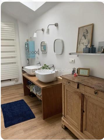 🏡 CHARME, VOLUMES & POTENTIEL LOCATIF – UNE PROPRIÉTÉ QUI NE LAISSE PAS INDIFFÉRENT

À quelques minutes de Buzet, laissez-vous séduire par cette magnifique longère en pierres entièrement rénovée, où le charme de l’ancien rencontre de beaux volumes et un confort contemporain.

Derrière ses murs en pierre se dévoile une propriété pleine de caractère, implantée sur une parcelle d’environ 1 600 m², au calme et sans aucun vis-à-vis.

Dès les premiers pas dans la maison, le coup de cœur est au rendez-vous.

Le rez-de-chaussée s’articule autour d’une exceptionnelle pièce de vie d’environ 80 m², réunissant salon, séjour et cuisine ouverte entièrement équipée avec de splendides carreaux de ciment . Un espace généreux et convivial, largement tourné vers l’extérieur grâce à son ouverture sur la terrasse et la piscine.

Une pièce supplémentaire, actuellement destinée à être utilisée comme bureau, pourra facilement devenir une chambre de plain-pied, selon vos besoins, ainsi qu’une buanderie.

À l’étage, la partie nuit offre quatre chambres et deux salles d’eau, dont l’une avec douche et baignoire.

🌿 UN EXTÉRIEUR PENSÉ POUR PROFITER

La propriété prend toute sa dimension aux beaux jours avec sa magnifique piscine au sel de 12 x 5 m, véritable invitation à la détente et aux moments partagés.

Et parce que cette propriété ne se résume pas à sa maison principale, elle offre également un véritable potentiel d’accueil et de revenus avec deux appartements attenants et indépendants, pouvant parfaitement convenir à une activité de gîtes, à l’accueil de famille ou à un projet locatif.

L’un d’eux est d’ailleurs actuellement loué et génère 495 € de revenus mensuels.

🏠 DES DÉPENDANCES AUX MULTIPLES POSSIBILITÉS

Autre atout rare : un immense séchoir d’environ 200 m², complété par un espace garage d’environ 70 m².

Atelier, stockage, activité professionnelle, projet de transformation… ces volumes offrent de nombreuses possibilités à imaginer et à exploiter, sous réserve des autorisations nécessaires.

Côté confort, la maison bénéficie d’une chaudière à granulés Pechavy ainsi que de la fibre optique.

Une propriété rare par ses volumes, son environnement, ses dépendances et son potentiel locatif.

Que vous recherchiez une grande maison familiale, une propriété avec possibilité de revenus complémentaires ou un lieu permettant de développer un projet touristique, cette longère mérite véritablement une découverte.